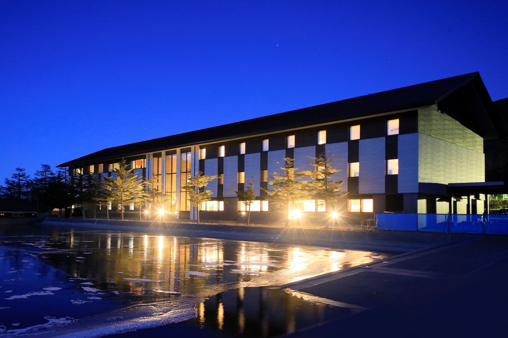ホテル西側外観（冬夜）