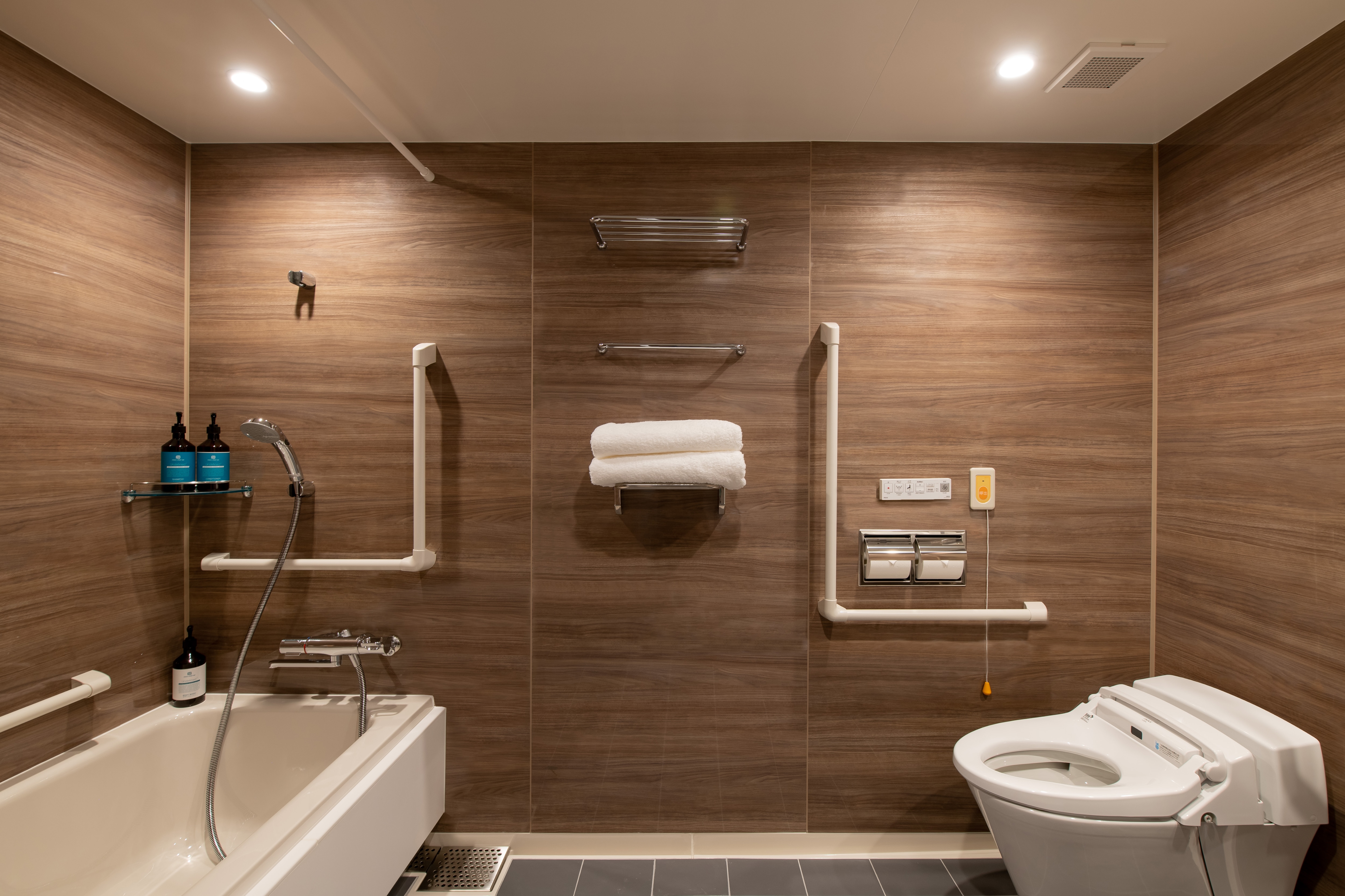 Bathroom (Universal Twin Room)