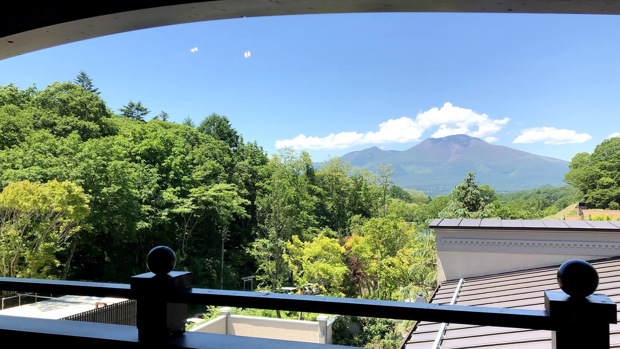 View from the Asama View Deluxe Double Room / Relax in the spacious space and enjoy the four seasons of Mt. Asama as seen through the large windows
