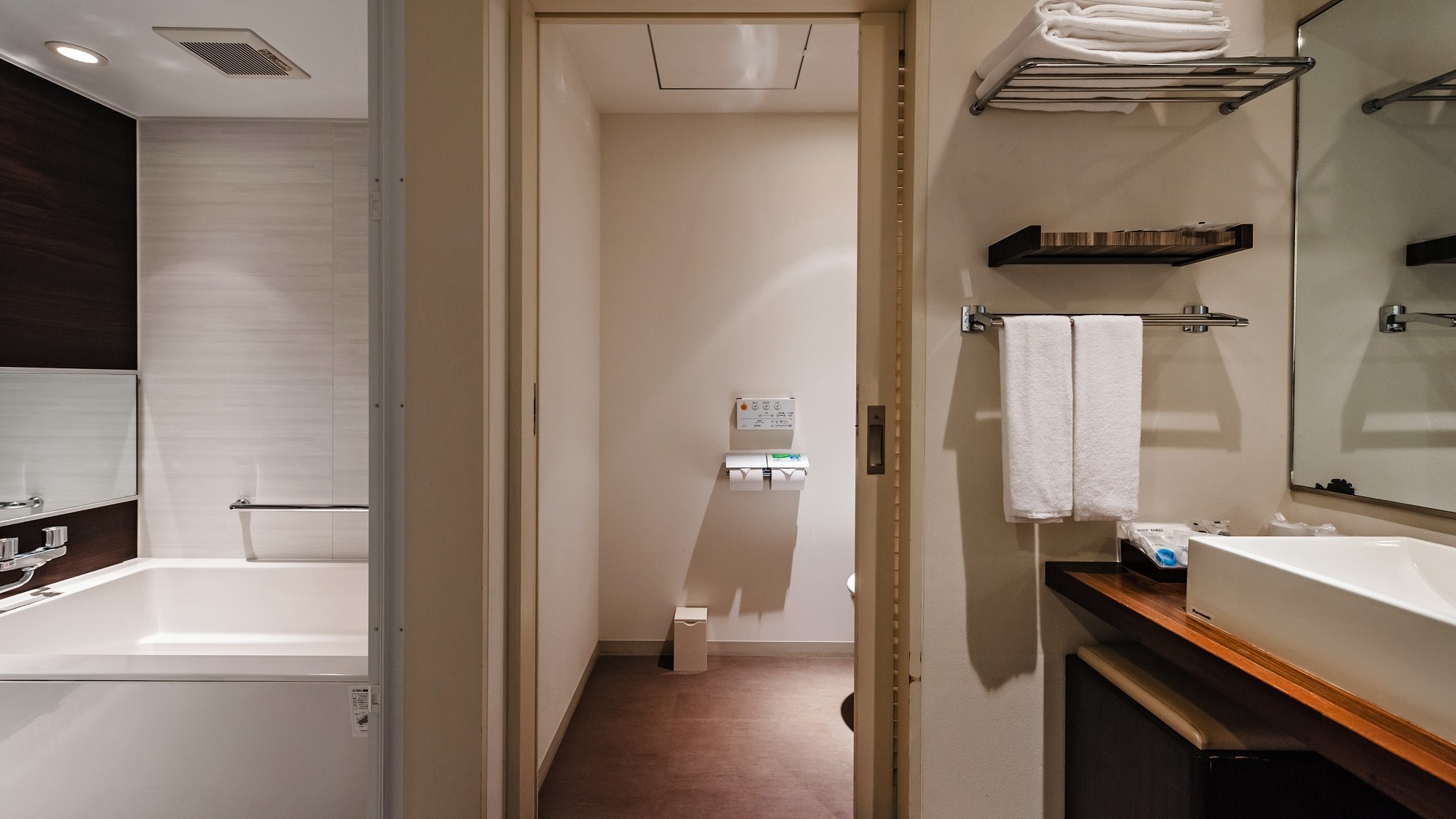 ฝั่งตะวันออกห้องพักแขกพื้นที่น้ำ