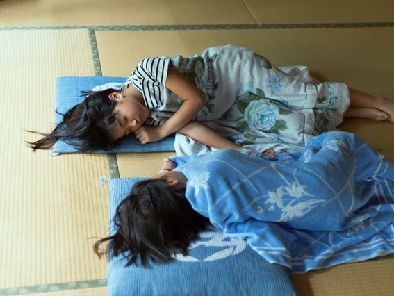 Tidur siang di atas tikar tatami di kamar bergaya Jepang