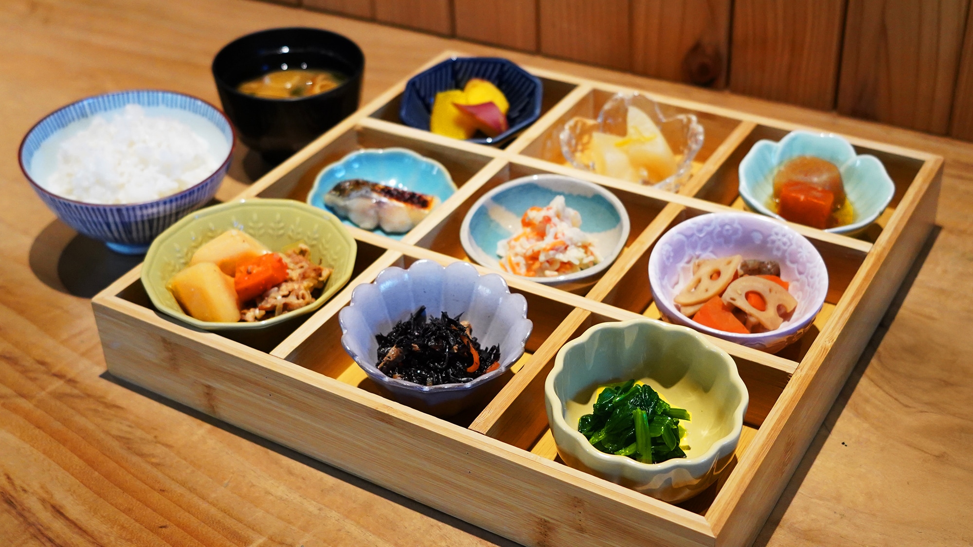 [Breakfast] A beautiful Japanese set meal with a variety of small dishes to brighten up your morning.