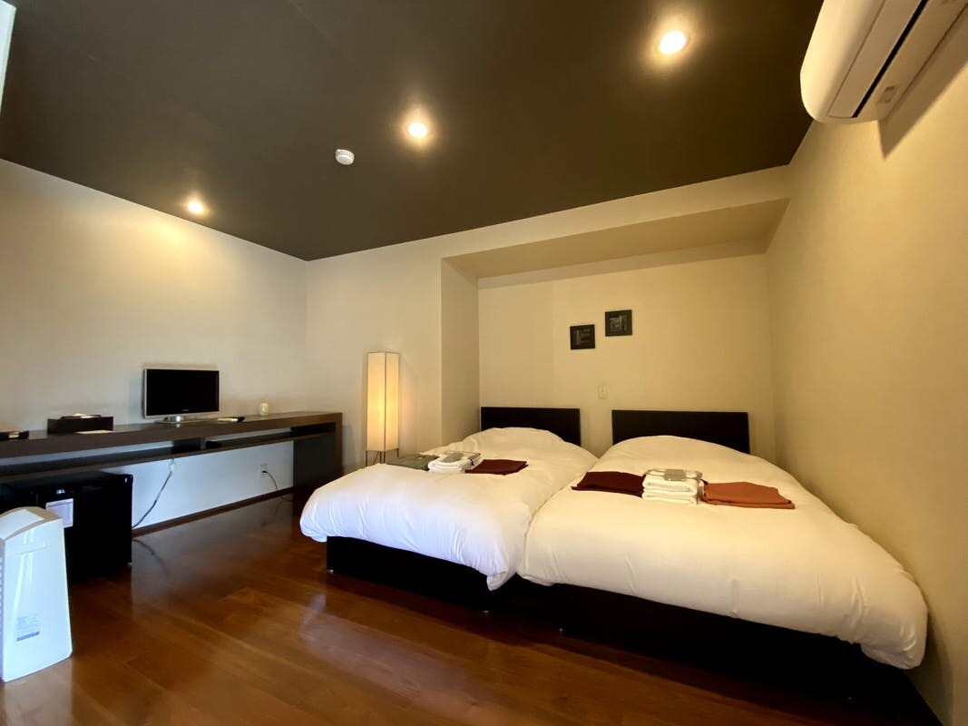 Kamar premium dengan bak mandi cypress yang mengalir dari sumbernya