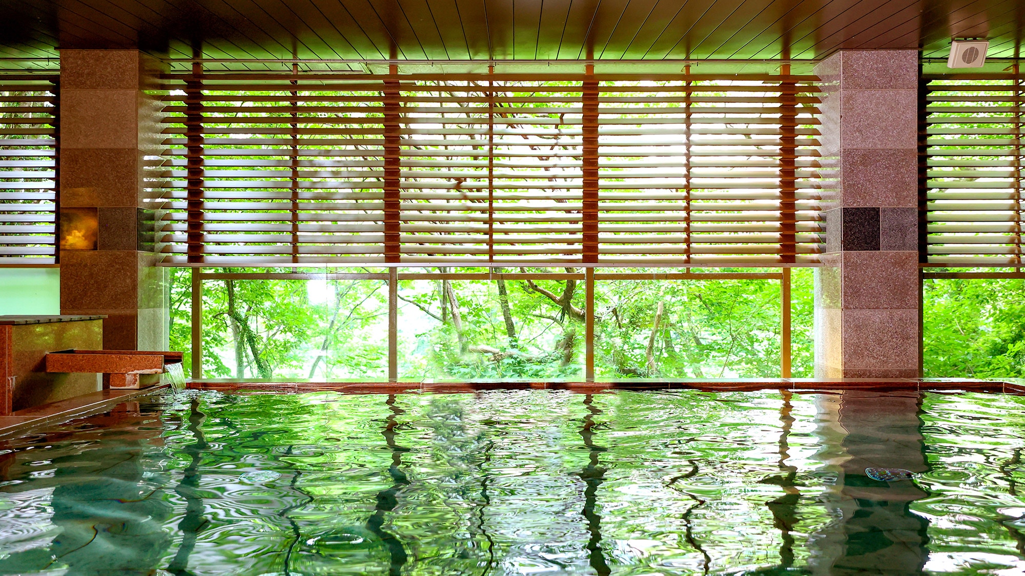 霧降の湯「華厳の湯」ｌお肌に優しい柔らかなお湯と鬼怒川のせせらぎで、至福のひとときを。