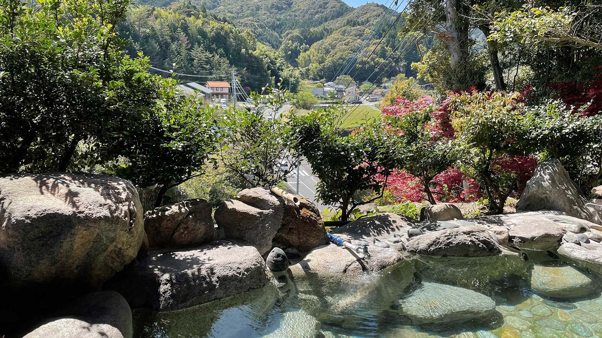 ・ [Open-air bath] Bathing while gazing at the scenery spreading in front of you
