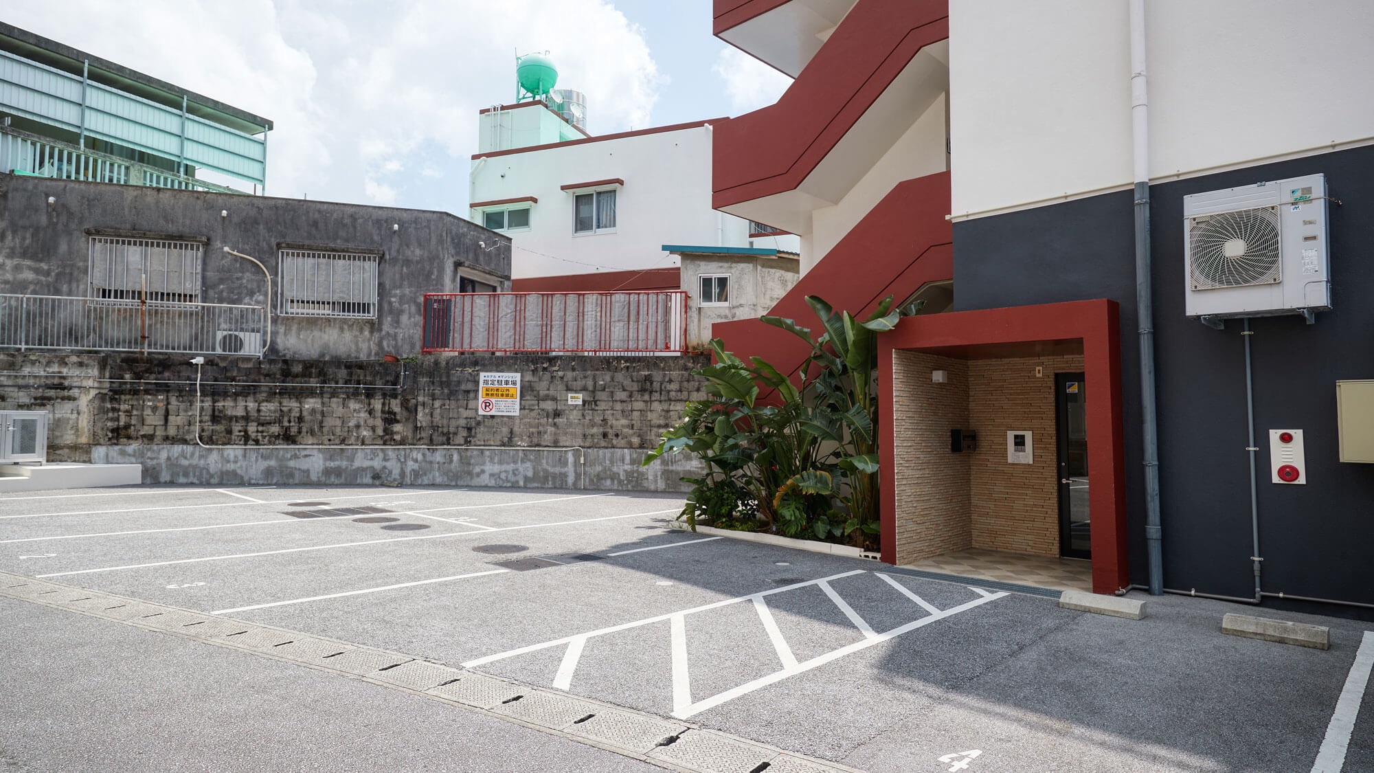 Tempat parkir tersedia. Hanya 1 unit akan gratis.