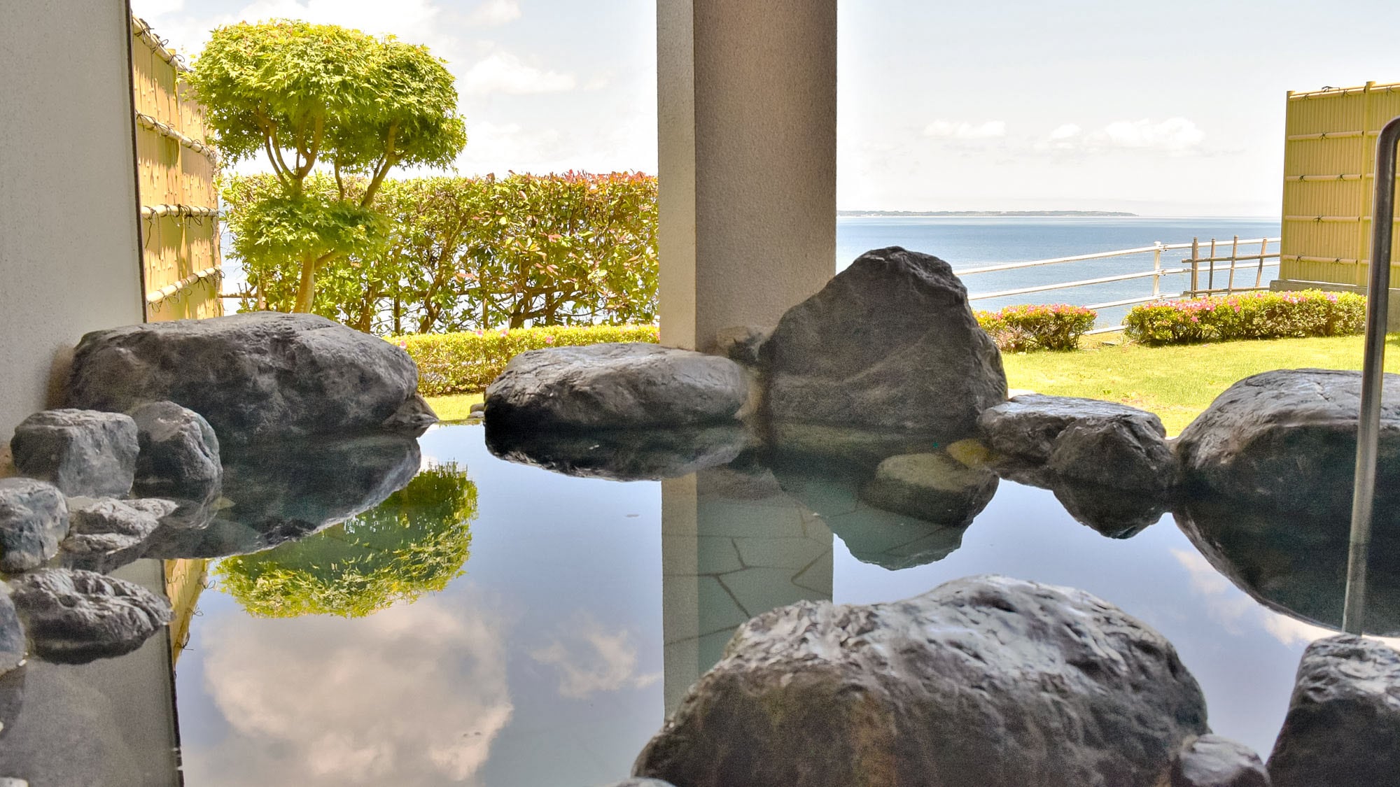 ・From the open-air bath using "Noto deep sea water", you can enjoy a panoramic view of the majestic Sea of Japan.