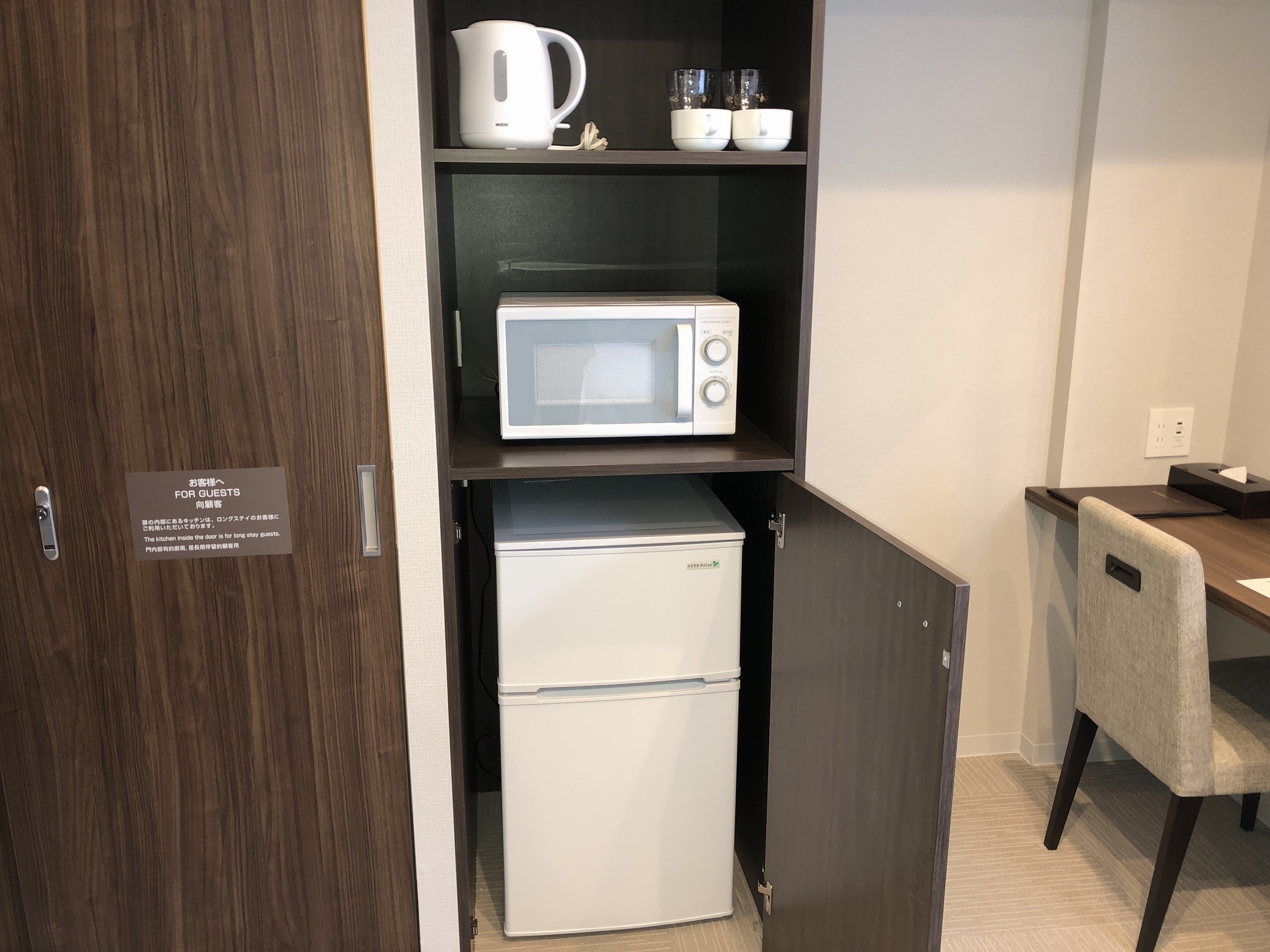 Refrigerator, microwave oven, etc. (twin room)