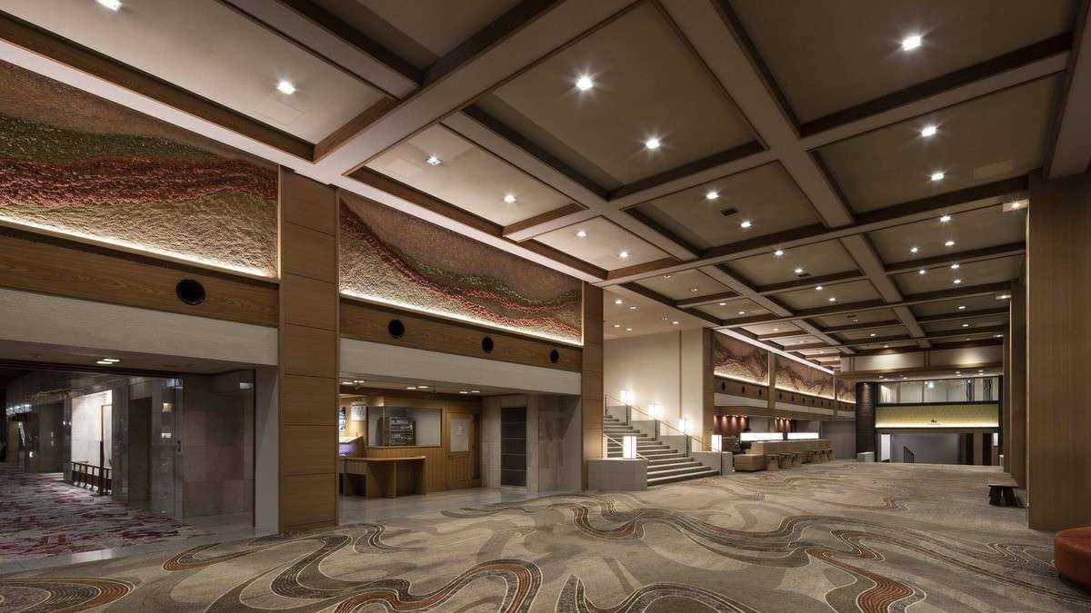 牆壁是地獄谷的形象，地毯是溫泉小鎮的源頭，湯之川是生命線的形象。 【大廳】