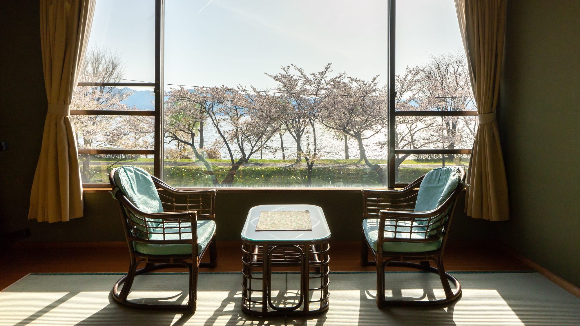 [Lake Suwa panoramic view ◇ Lake side Please relax while looking at Lake Suwa