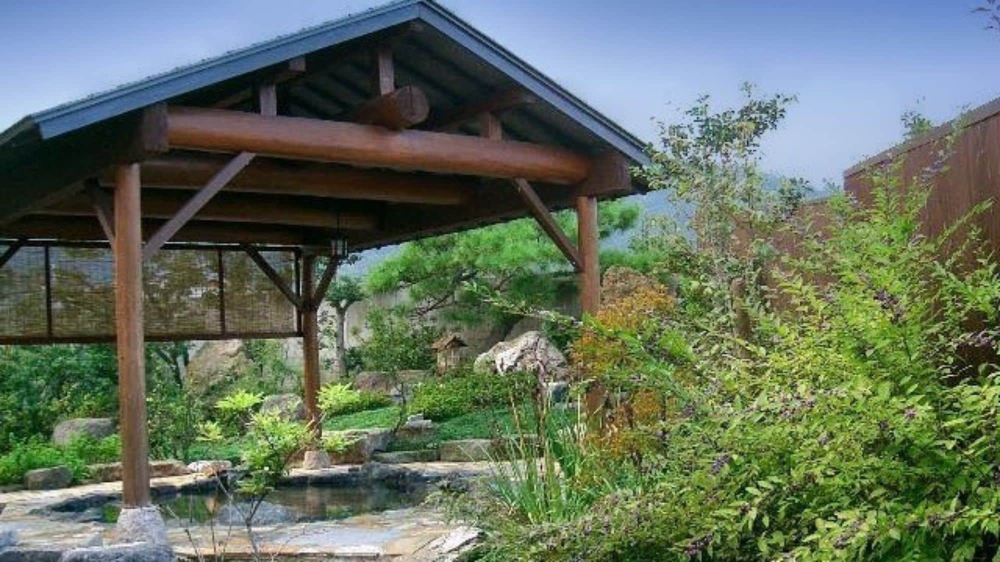 ◆露天浴池：源泉流淌的氯化硫磺泉水的花园露天浴池