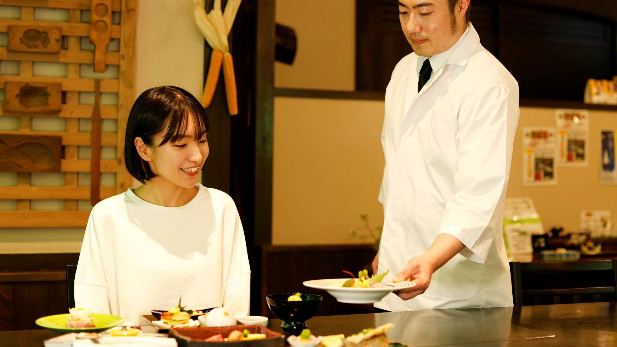 당관 요리장이 일품 일품수를 들여 만들어내는 회석 요리를 즐겨 주세요