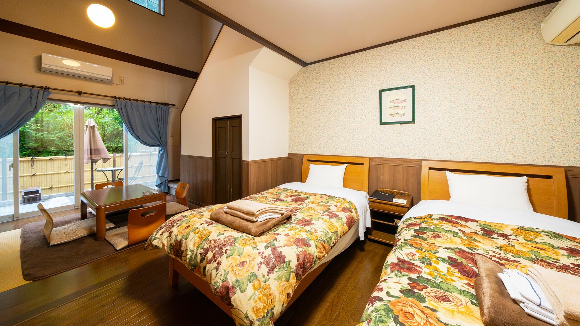 [Maisonette Japanese-Western room / Guest room with garden open-air bath] This room accommodates up to 5 people and comes with 4 single beds and a futon.