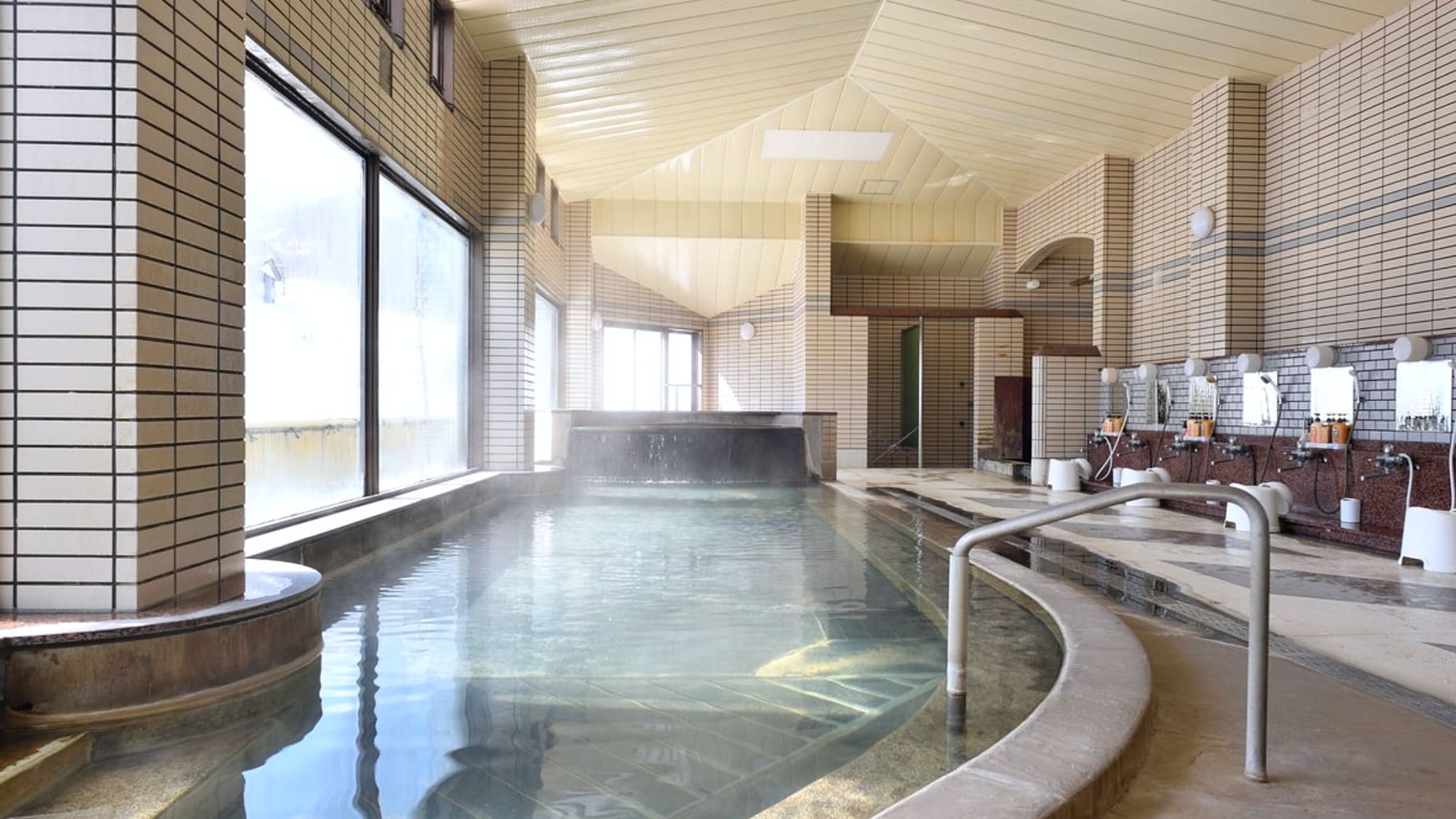 Yuen no Yu is a natural hot spring that uses 100% of its water drawn from the Akakura Onsen hot springs in Mt. Myoko.
