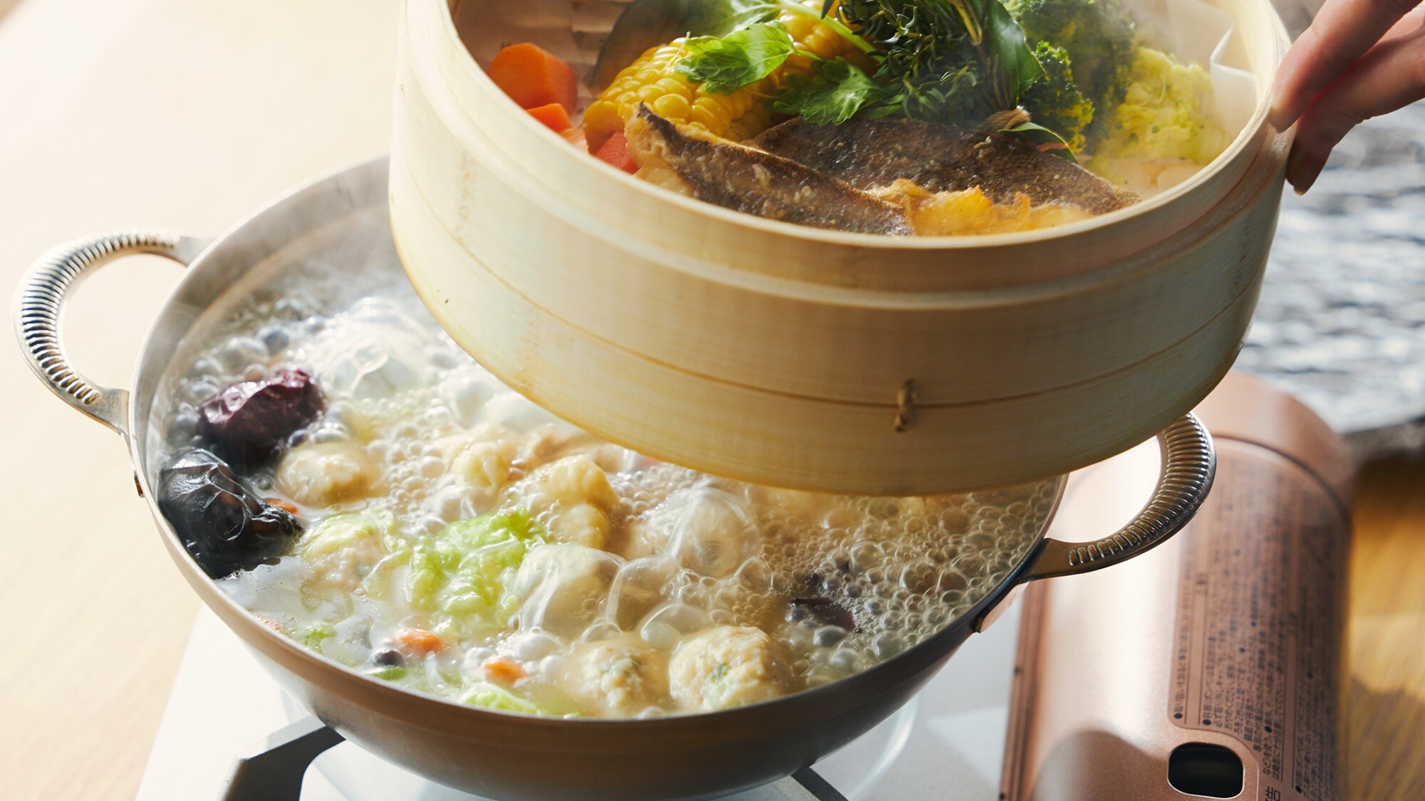 [Spring/Summer Limited: Seasonal Hot Pot] A samgyetang-style hot pot dish using chicken and seasonal vegetables (example)