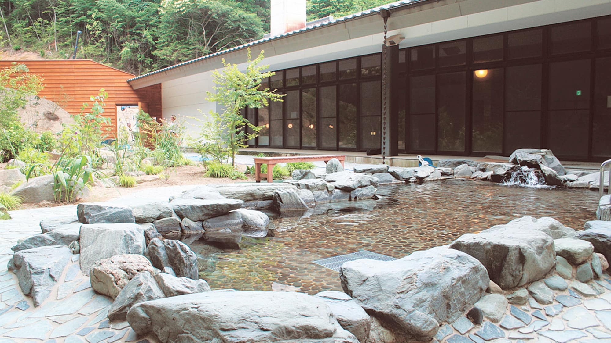 [Open-air bath] Relax while watching the surrounding greenery