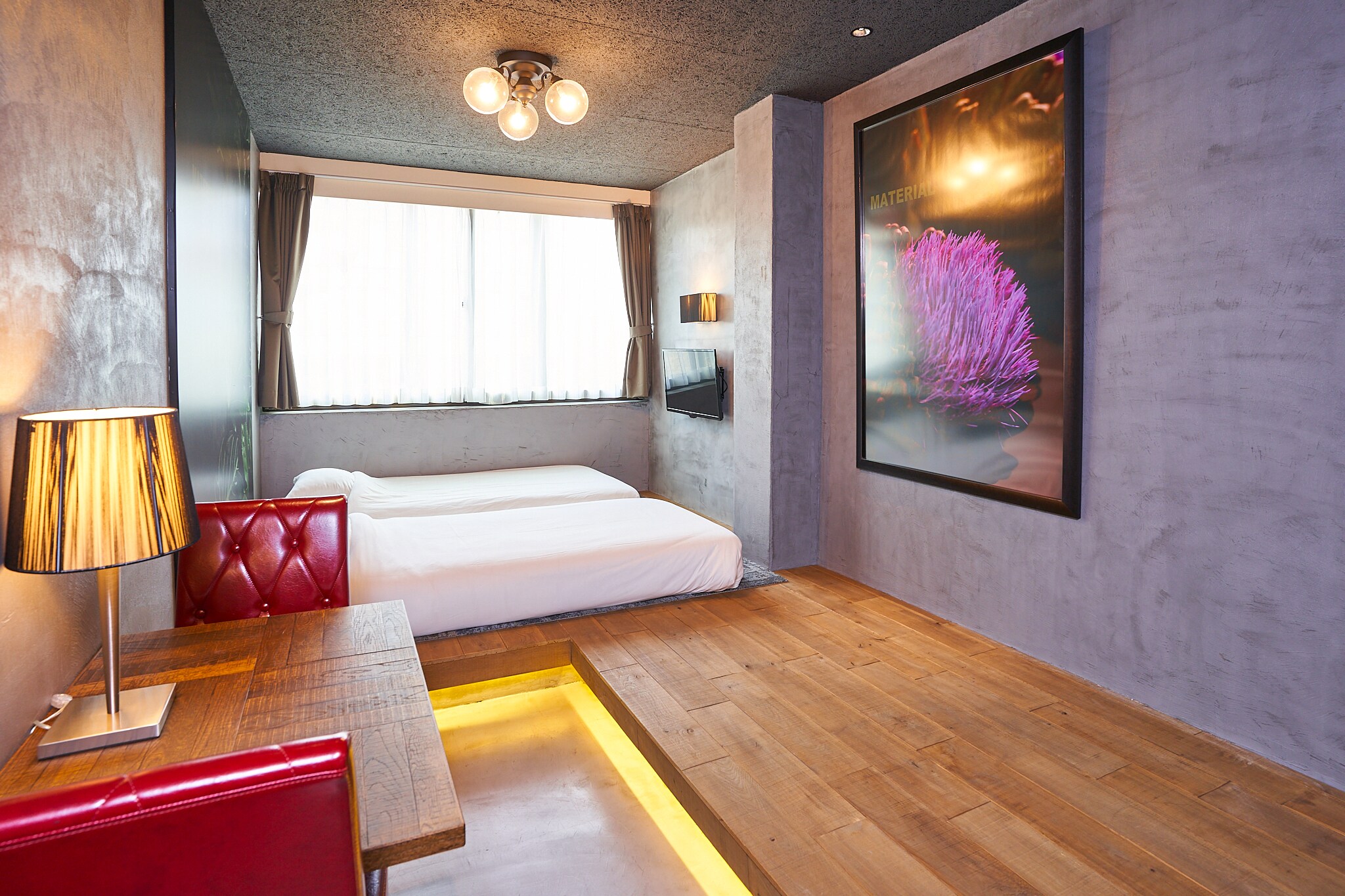 Equipped with 2 single beds, separate bathroom and toilet, electric kettle, TV and table.