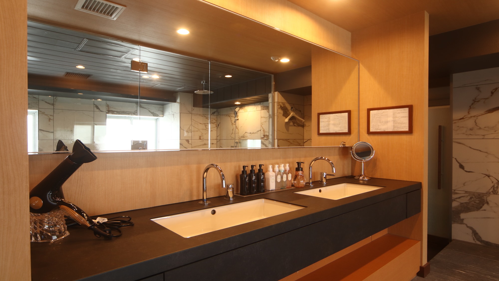 [Suite room 100㎡ with free-flowing hot spring] Bathroom equipped with 2 sinks