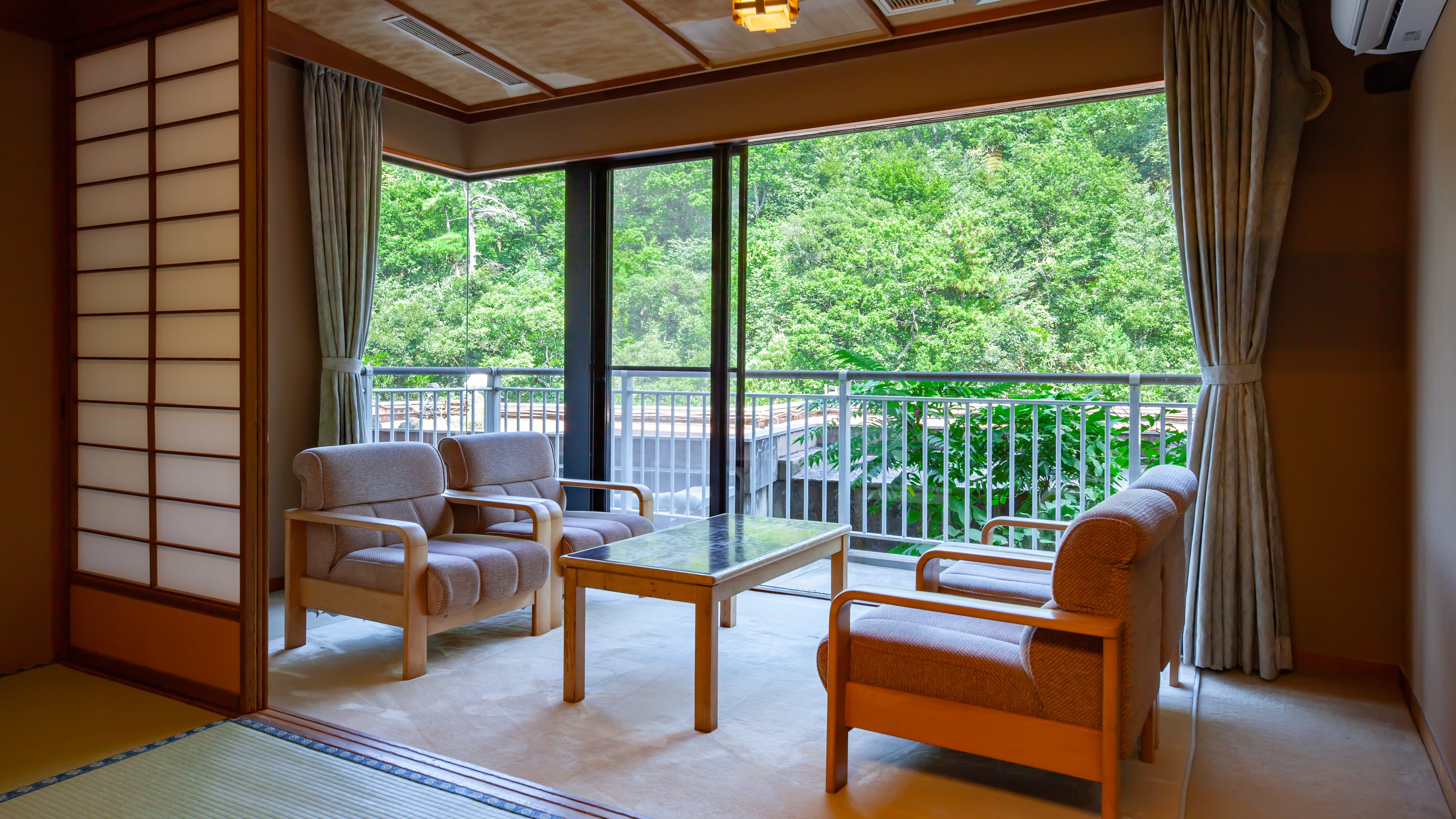 [Mountain side view] Spacious Japanese-style room of 15 tatami mats or more <2 to 7 people>
