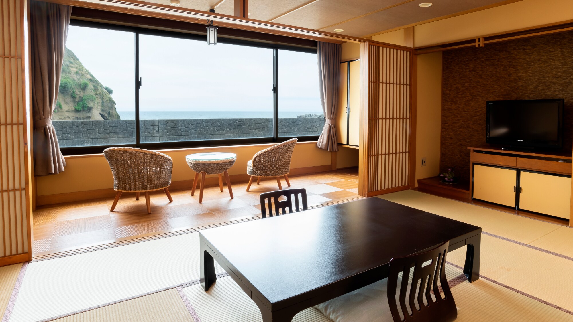 The room size is 12 tatami mats, and it is a one-room Japanese-style room. It is a convenient room that can be used by small to medium groups. It has a wide veranda.