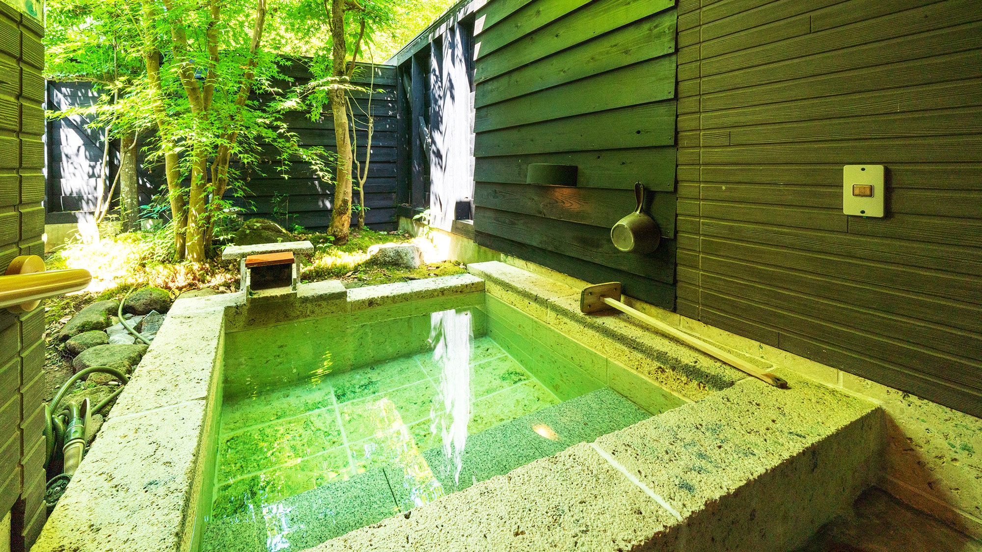 【TypeA】ほのかな硫黄臭が漂う淡い緑色にもみえるお湯はpH9.4以上のアルカリ性。