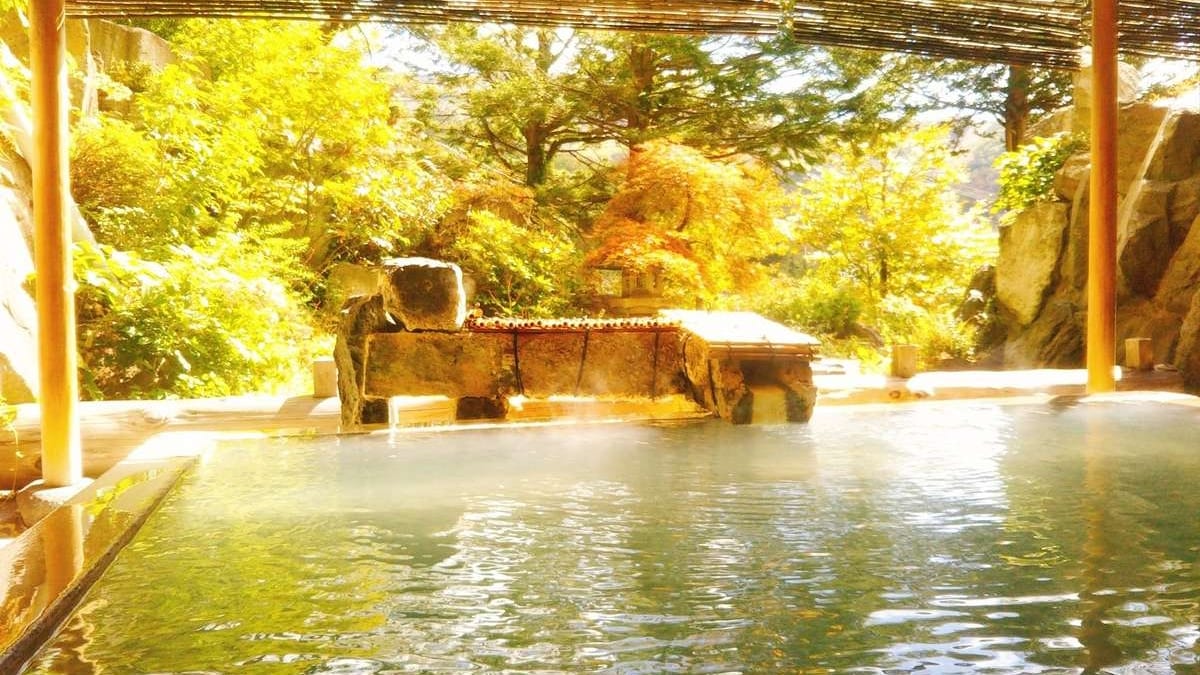 Autumn open-air bath