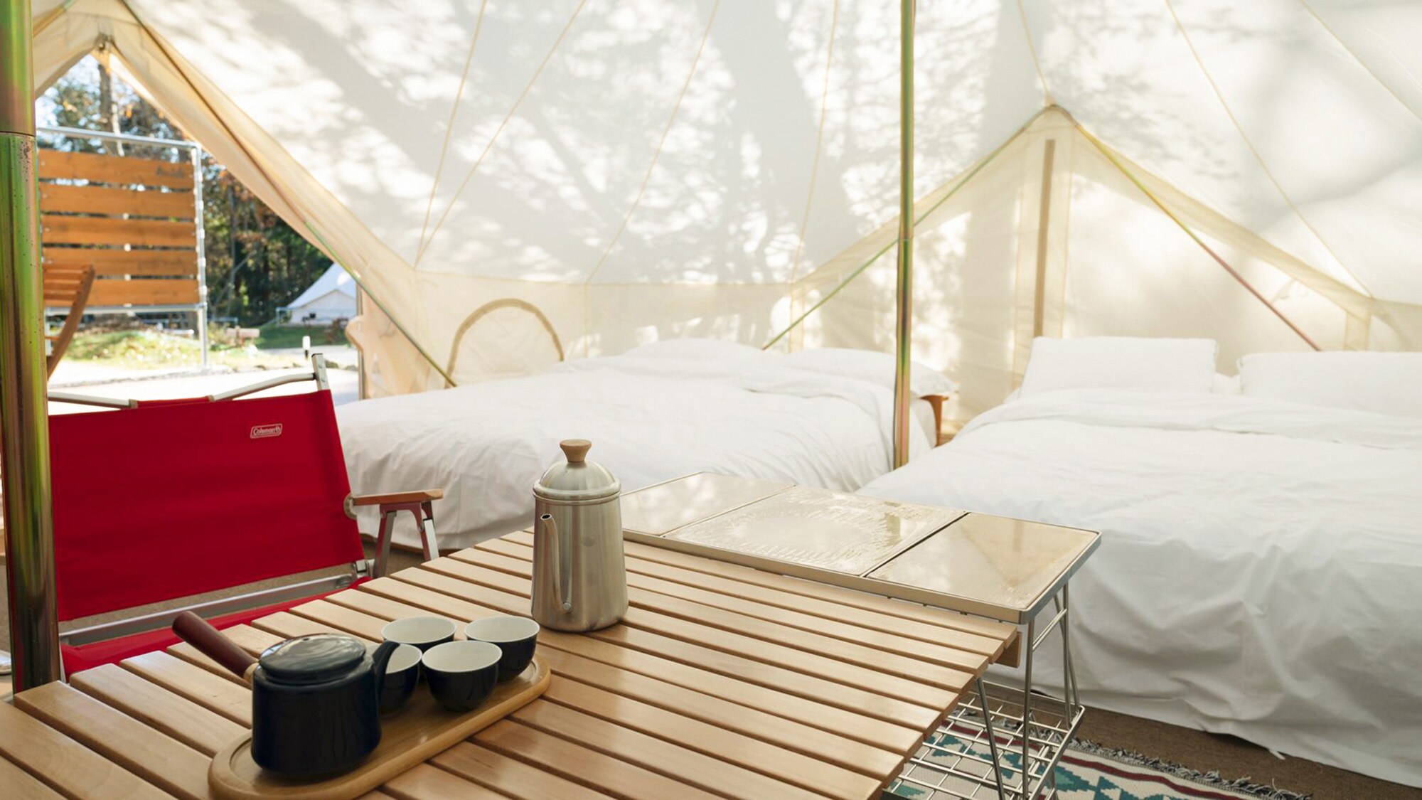 ・[Example of inside the tent] A double bed is installed. Soft sunlight pours in.