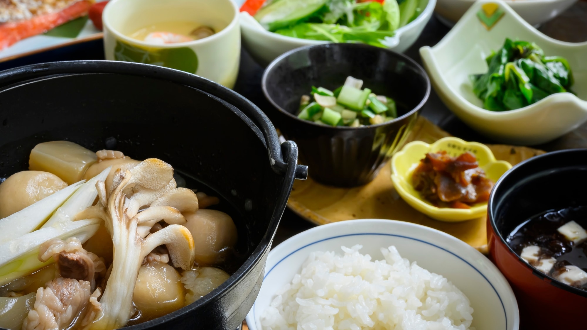[Sarapan Musiman] Ini adalah contoh sarapan musiman yang menggabungkan masakan lokal Yamagata seperti "Imoni Nabe" dan "Dashi".