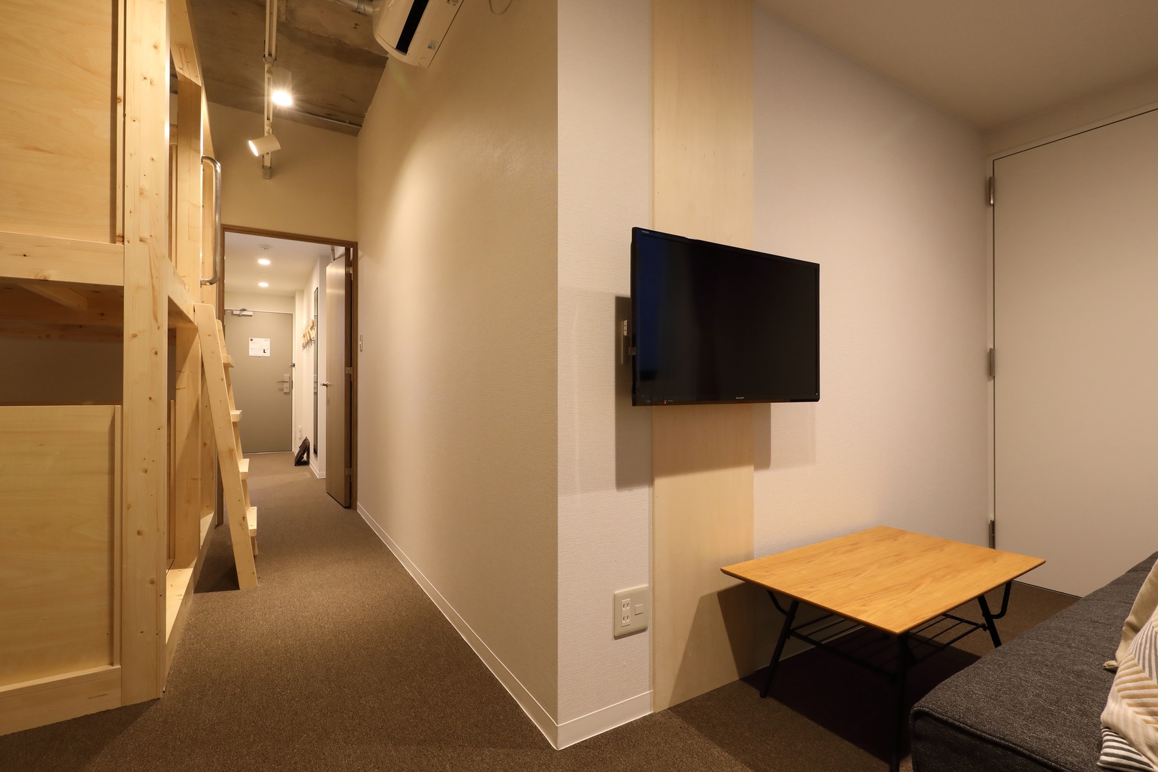 Private room (5 people capacity, private bathroom & toilet, mini kitchen)
