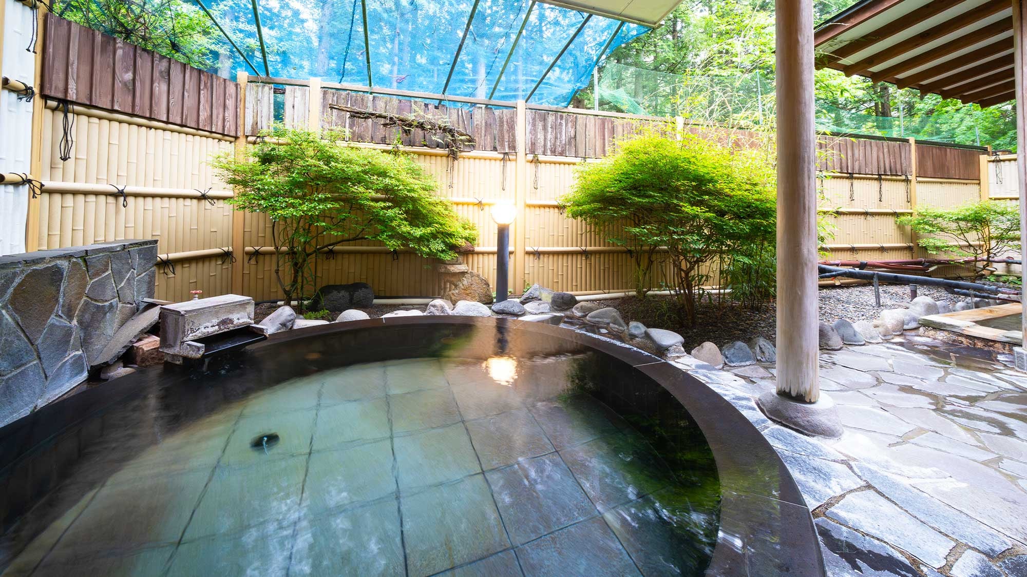 [Hot Spring Corner] We have a large open-air bath. The hot spring is 100% natural, with no added water.