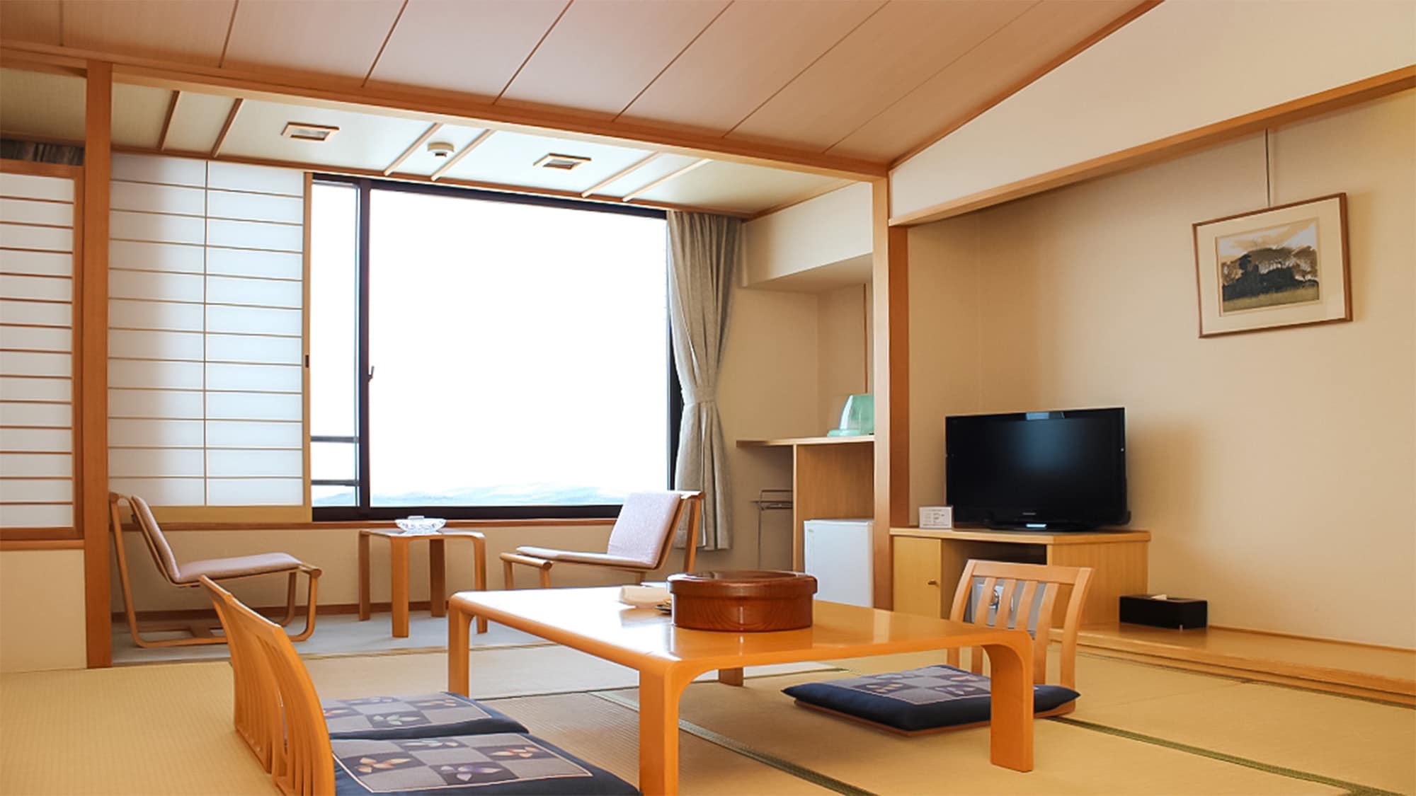 ・ [Japanese-style room] You can enjoy the beautiful scenery of nature while relaxing and relaxing.