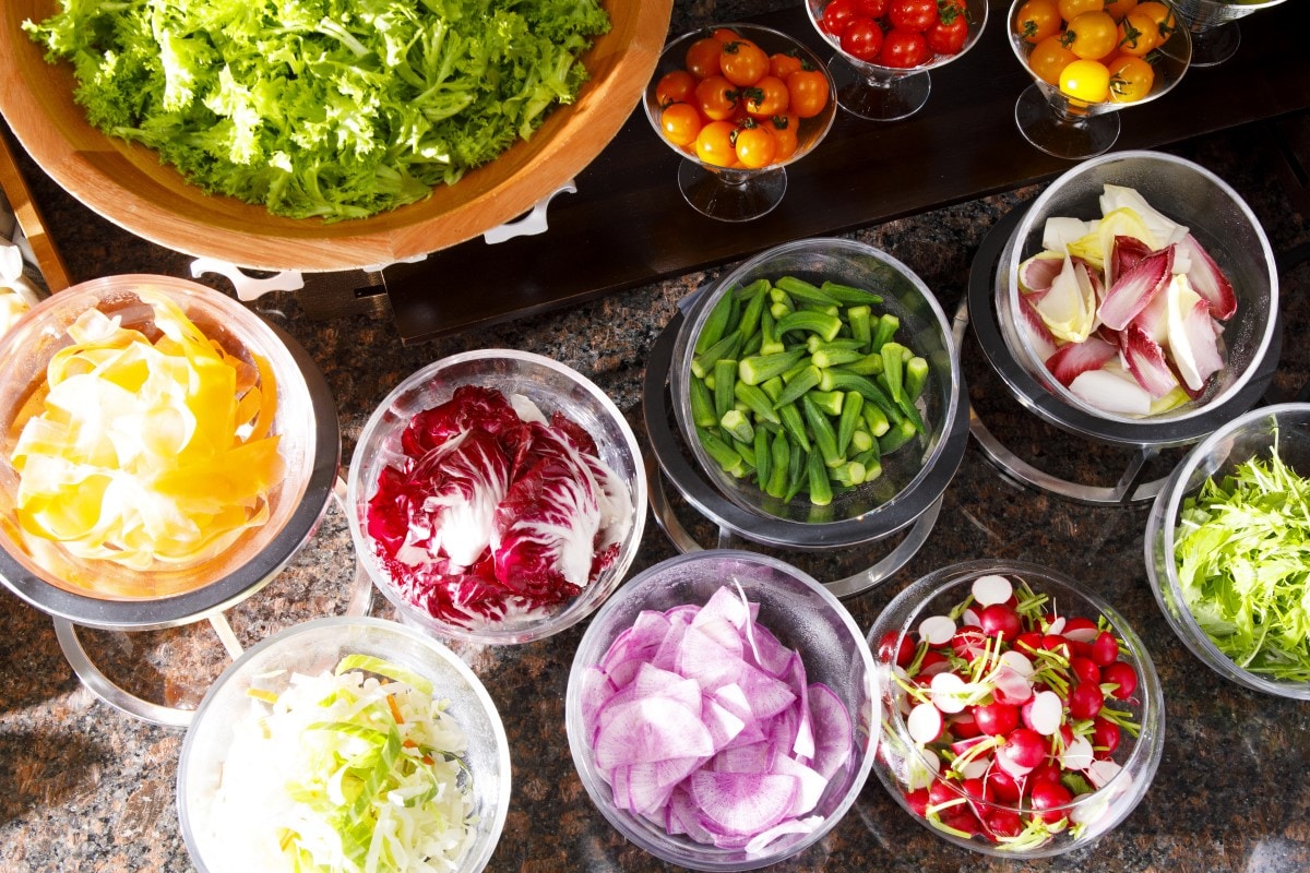 Kami juga menawarkan berbagai macam salad segar.