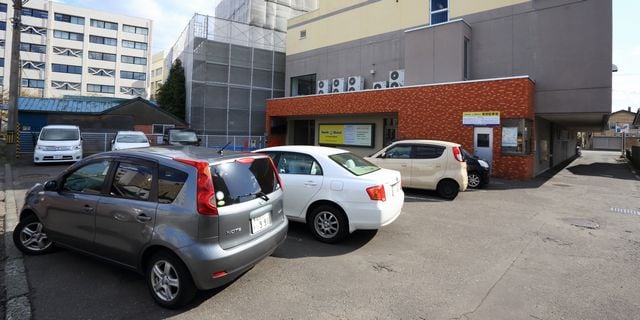 酒店后面的停车场