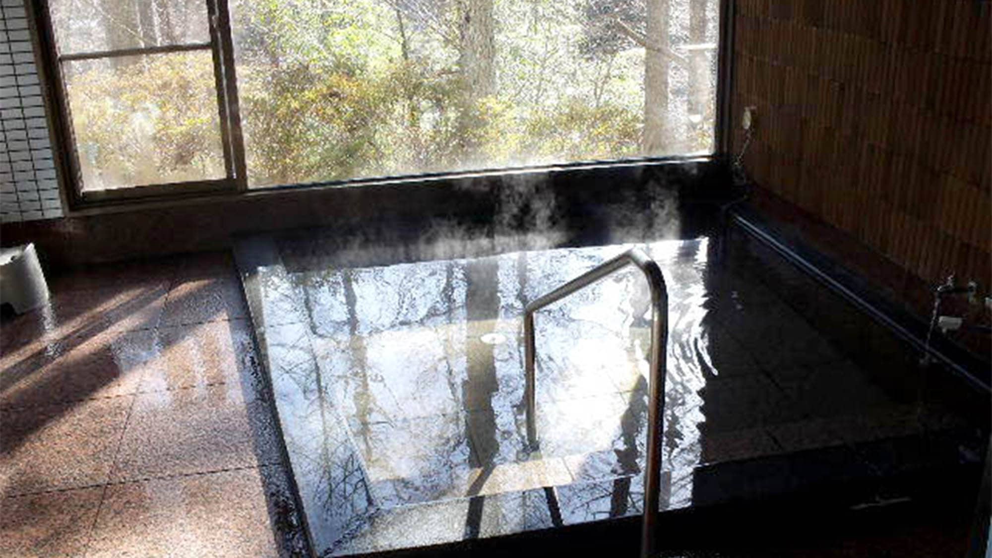 ・Relieve your daily fatigue in the soft hot spring water.