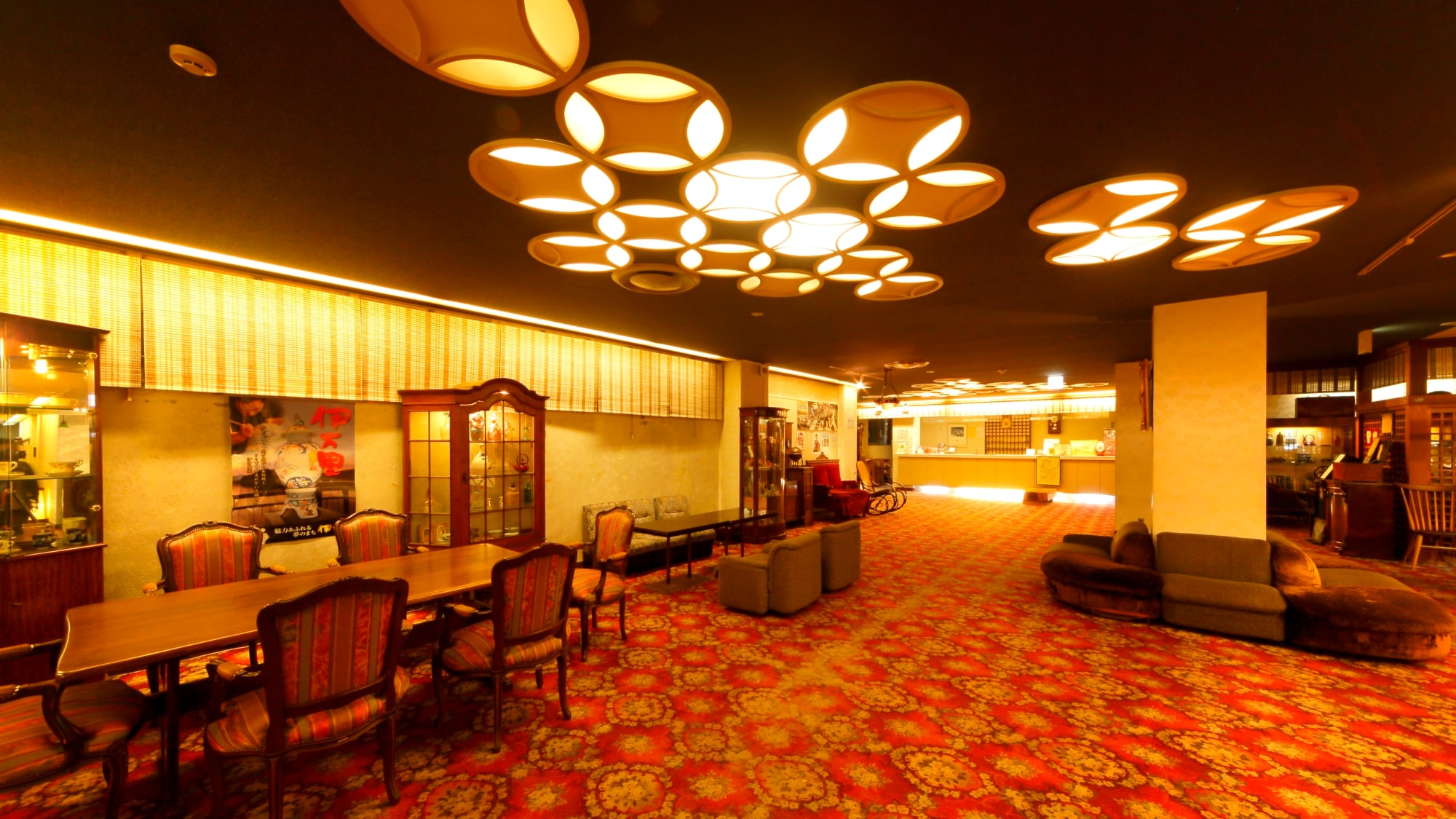 [Lobi] Ruang hangat dengan suasana retro.