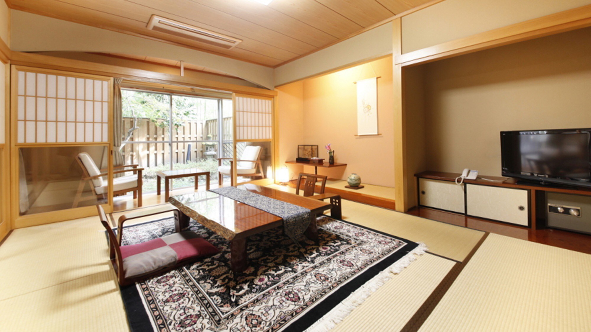 [Special room with open-air bath] This room comes equipped with an open-air bath. Please enjoy the natural scenery.
