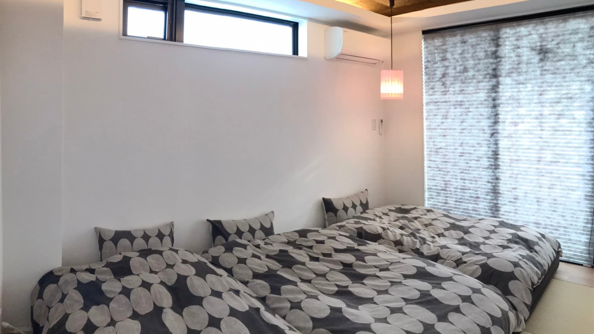 ・[Deluxe Triple] 2 single beds and 1 semi-double bed