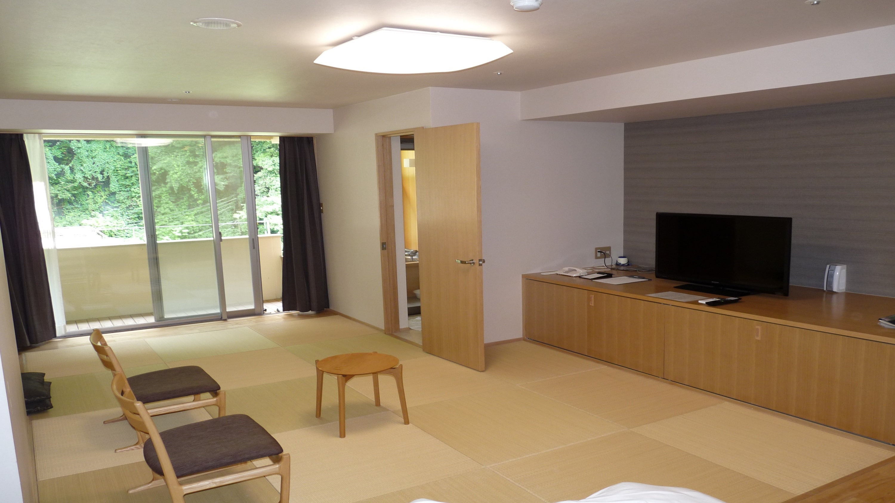 Gedung Barat Kamar bergaya Jepang-Barat dengan bak mandi cemara setengah terbuka (bebas rokok) Ruang tamu