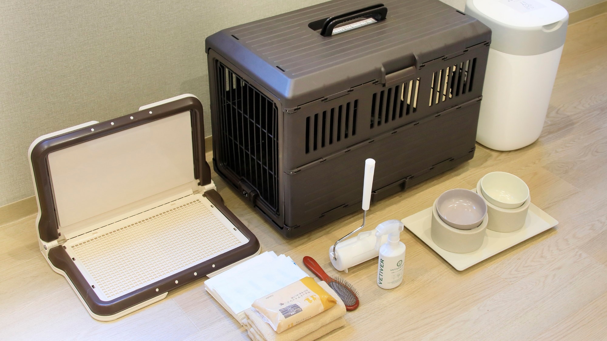 [Guest room amenities for dogs] We have various amenities available, including crates and toilet sheets.