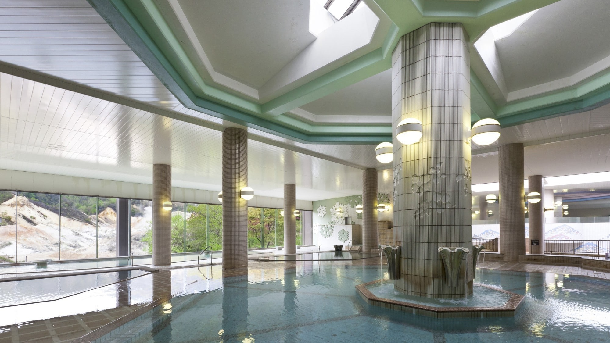 자연광 넘치는 대욕장. 남성 목욕탕에서는 멋진 지옥 계곡의 전망을 즐기실 수 있습니다. 【남성 목욕탕/초질천】