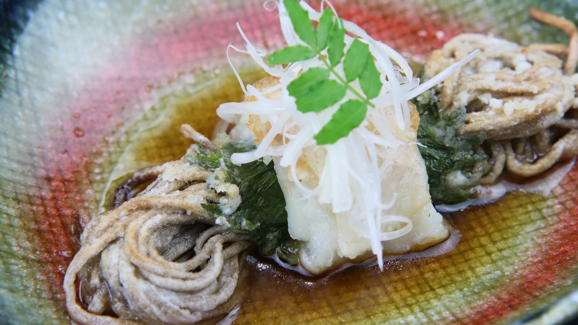 Makan malam: Hidangan populer mi soba Shinshu yang dibungkus ikan tile dan digoreng.