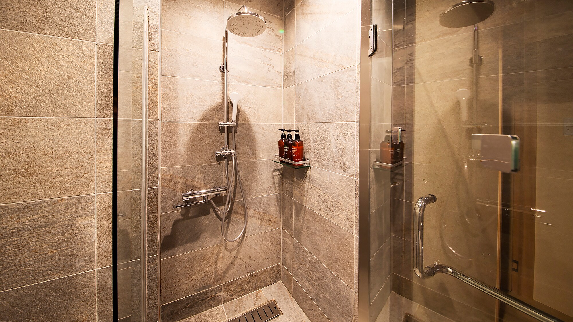 [Designer's Japanese-Western room - Yawaragi -] [Shower booth]