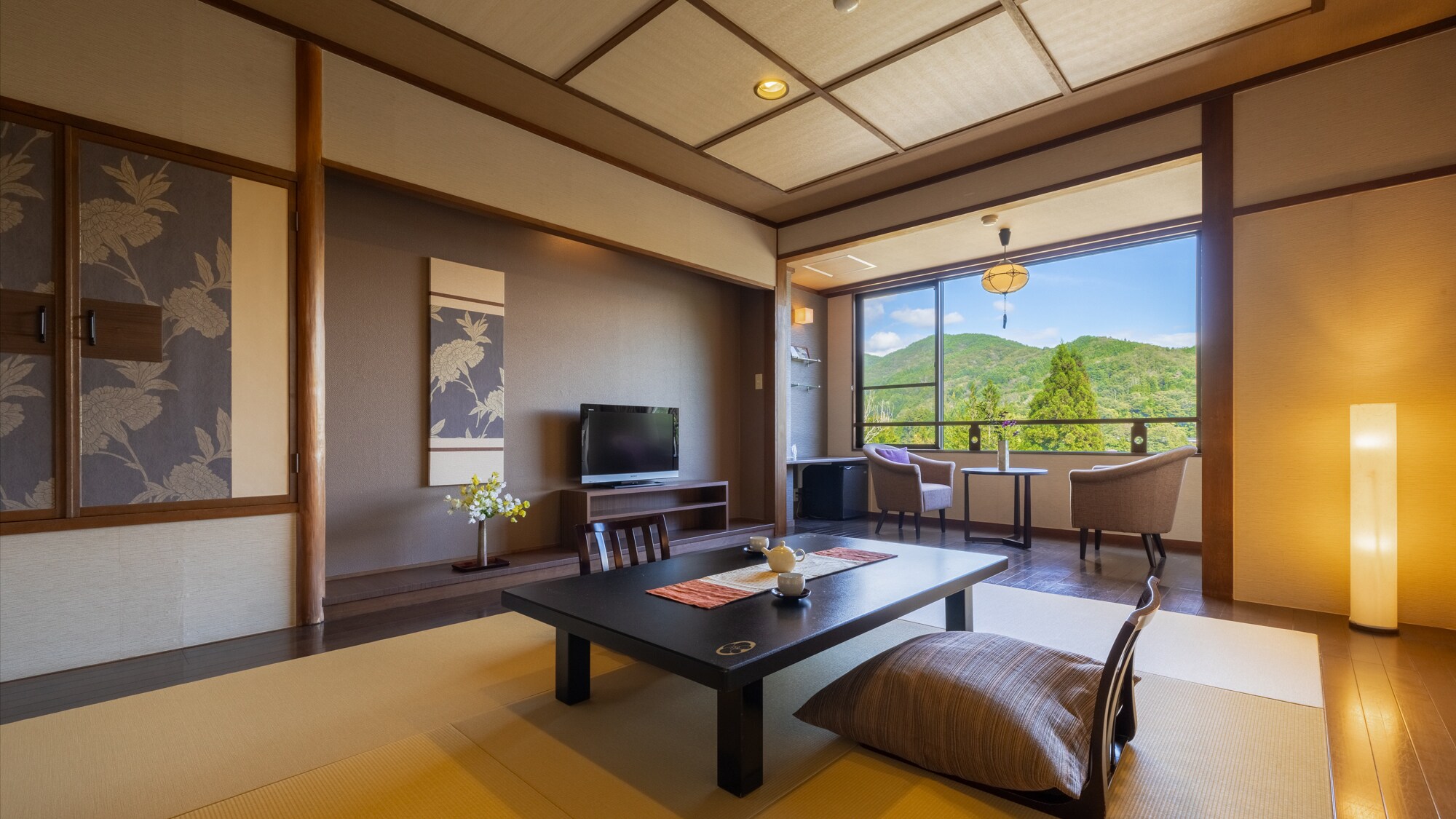 [Thiết kế - Phòng theo phong cách Nhật Bản rộng 10 chiếu tatami] Không gian sang trọng và thư giãn với tầm nhìn rộng mở ra dãy núi Alps phía Nam từ cửa sổ.