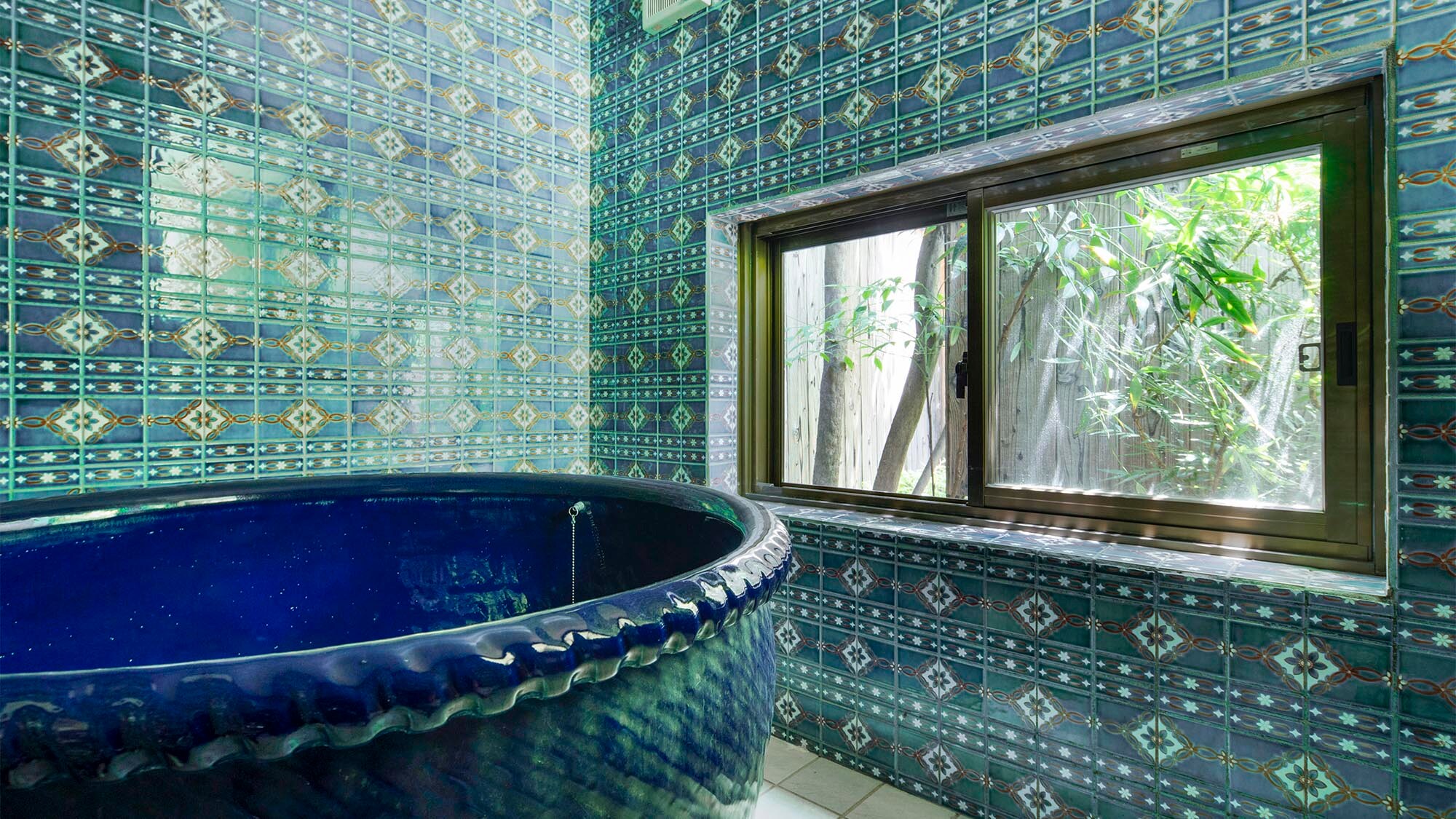 - Bak mandi keramik Shigaraki yang dibuat dengan sangat hati-hati oleh pengrajin terampil. Efek inframerah jauh memungkinkan pemanasan lambat