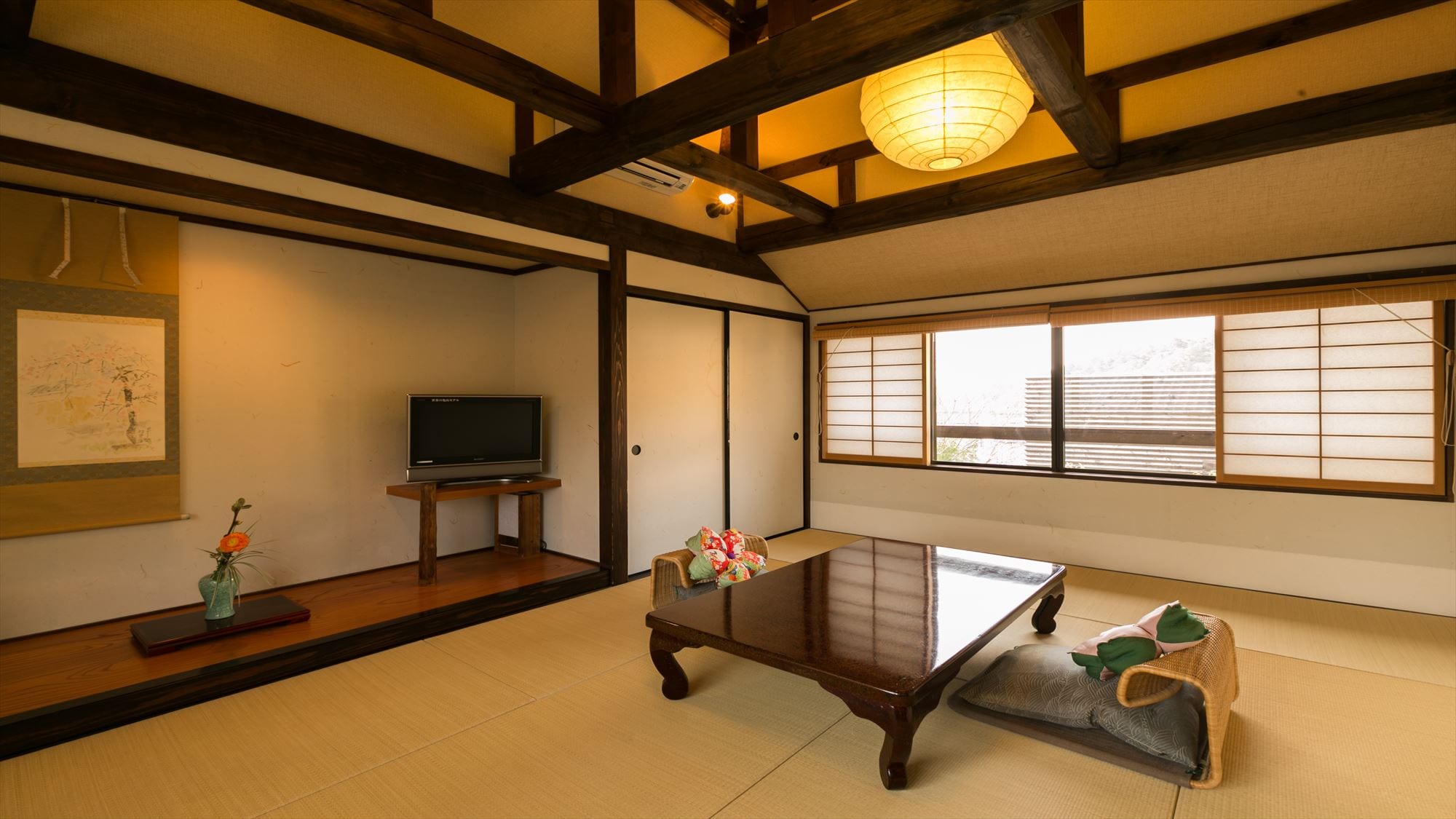 ห้องพักพร้อมอ่างอาบน้ำที่ Kanaru Sanso [Iris] มีคานเพดานสไตล์บ้านพัก