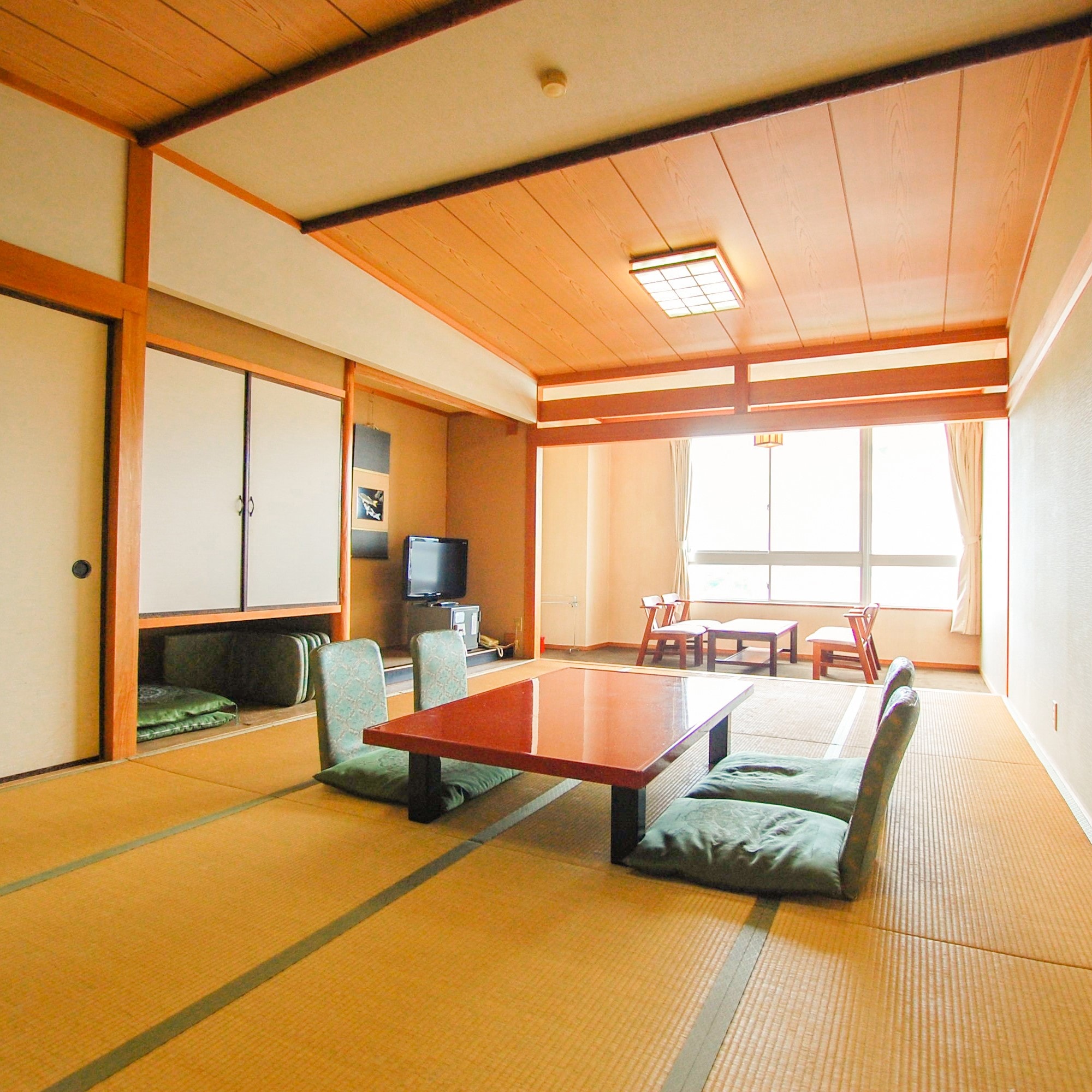 Japanese-style room (14 tatami mats) with a view of the sea diagonally