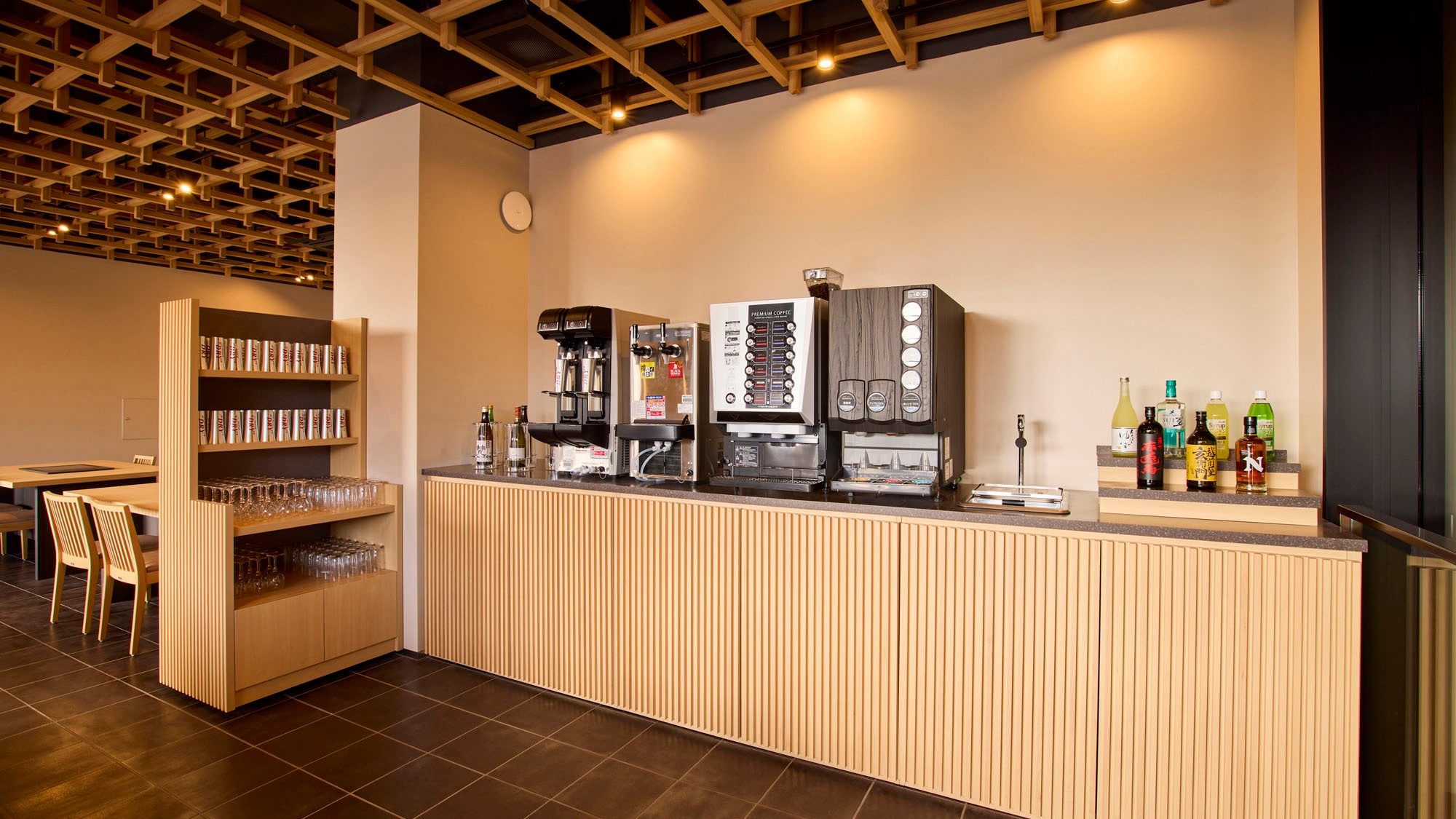[Restaurant] Enjoy unlimited refills of a wide selection of drinks, including local Fukui sake, to complement your meal.