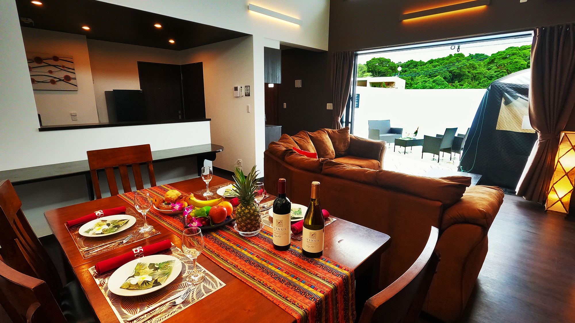 [Executive] The furniture is ideal for large groups and is also recommended for long stays.