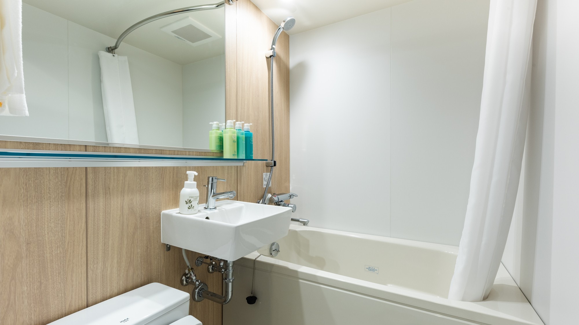 Twin room (with bathtub) and bathroom *image