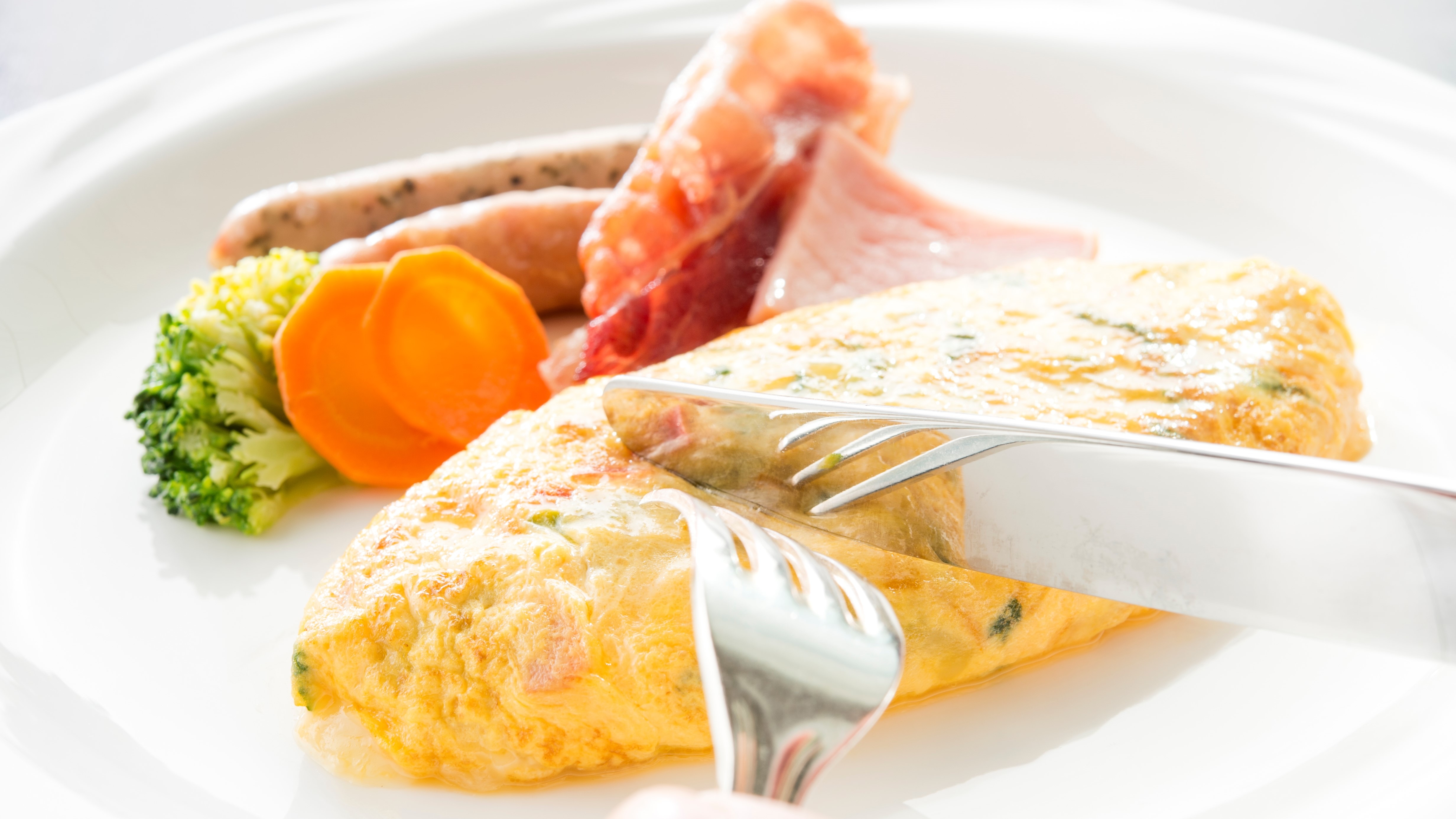 The omelet that the chef prepares in front of you is also very popular (Breakfast image)